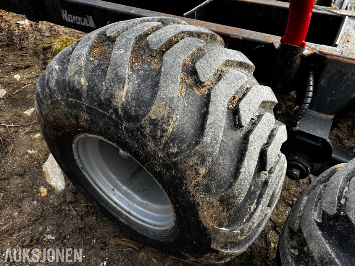 2007 Valtra N141 Twin-Trac traktor med Nokka tømmerhenger 