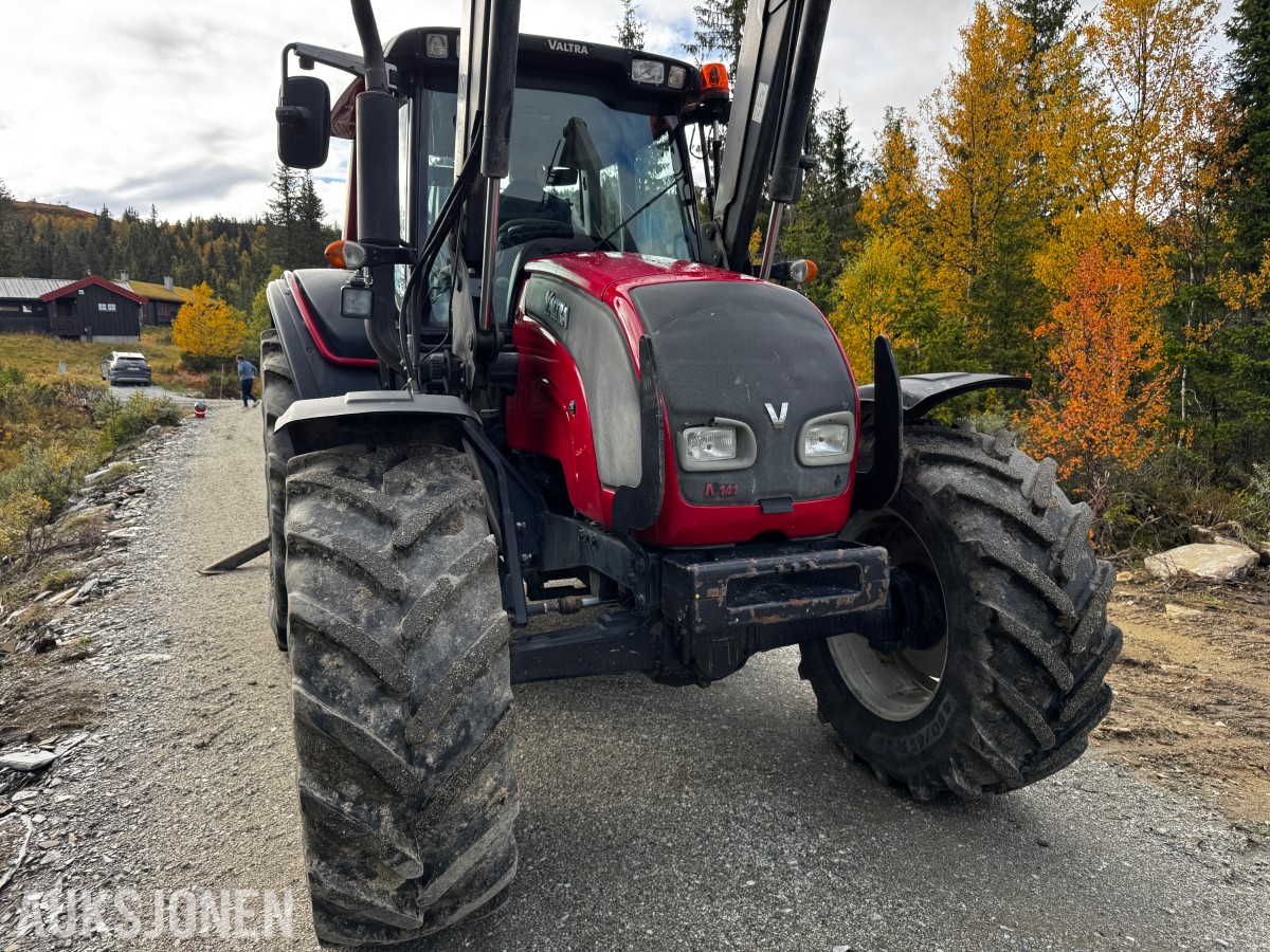 2007 Valtra N141 Twin-Trac traktor med Nokka tømmerhenger 