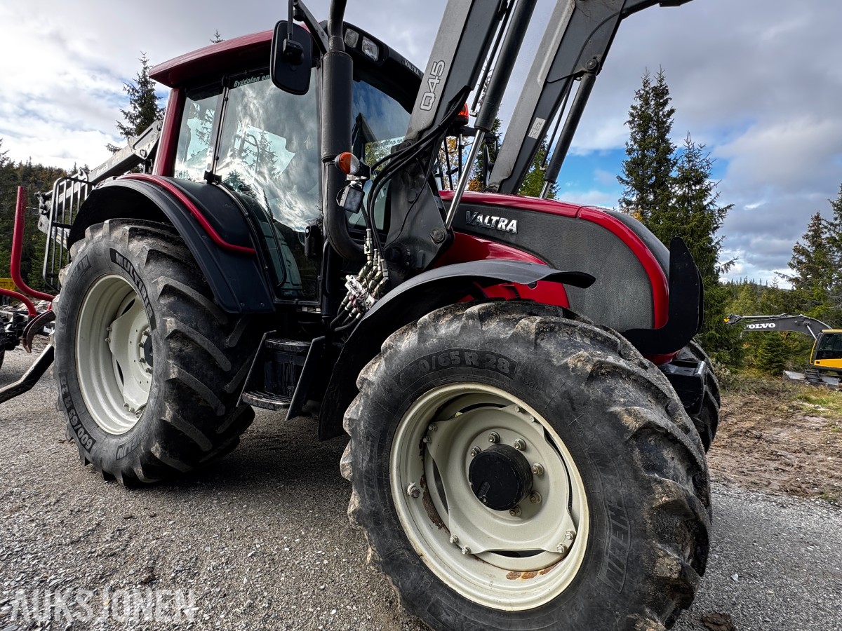 2007 Valtra N141 Twin-Trac traktor med Nokka tømmerhenger 