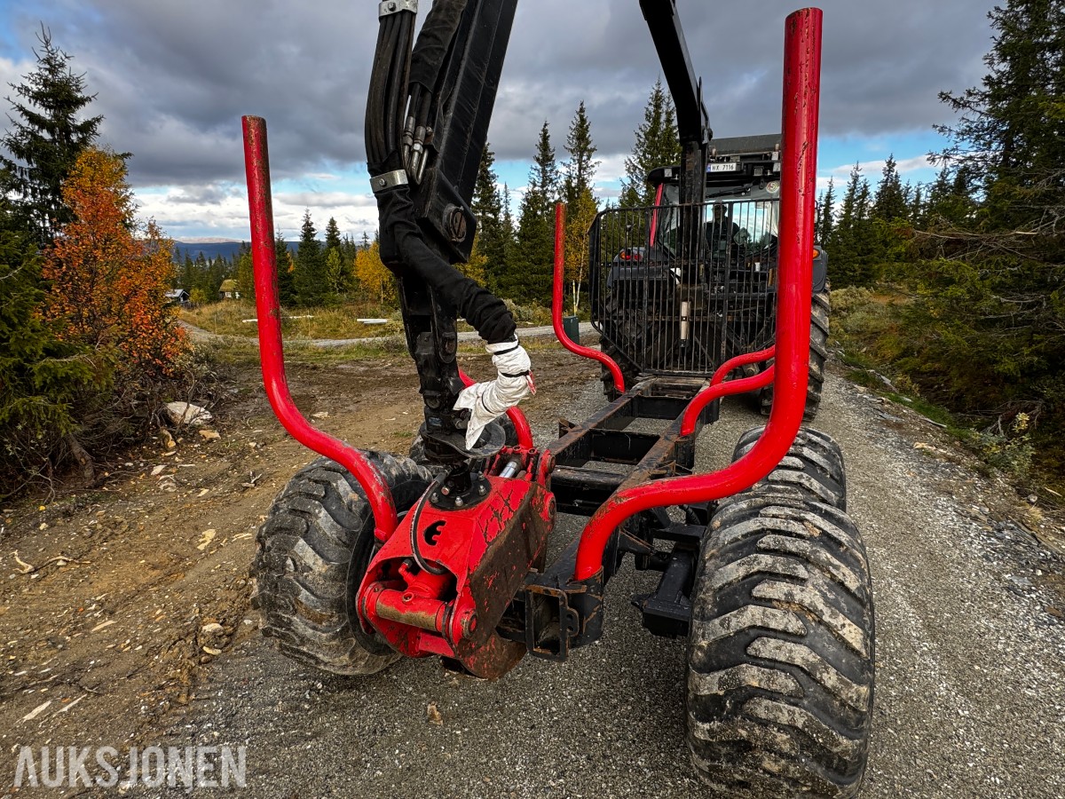 2007 Valtra N141 Twin-Trac traktor med Nokka tømmerhenger 