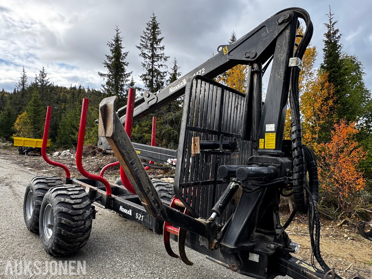 2007 Valtra N141 Twin-Trac traktor med Nokka tømmerhenger 