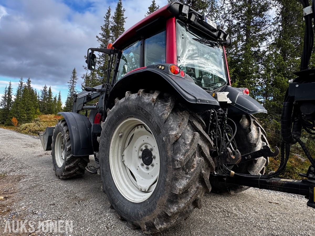 2007 Valtra N141 Twin-Trac traktor med Nokka tømmerhenger 