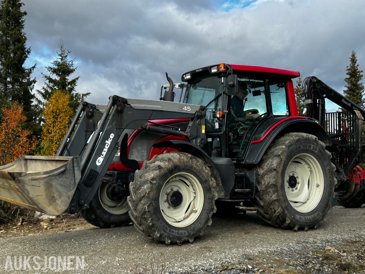 2007 Valtra N141 Twin-Trac traktor med Nokka tømmerhenger 