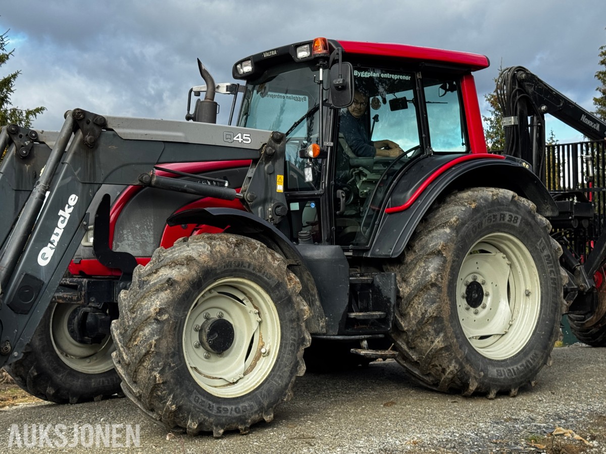2007 Valtra N141 Twin-Trac traktor med Nokka tømmerhenger 
