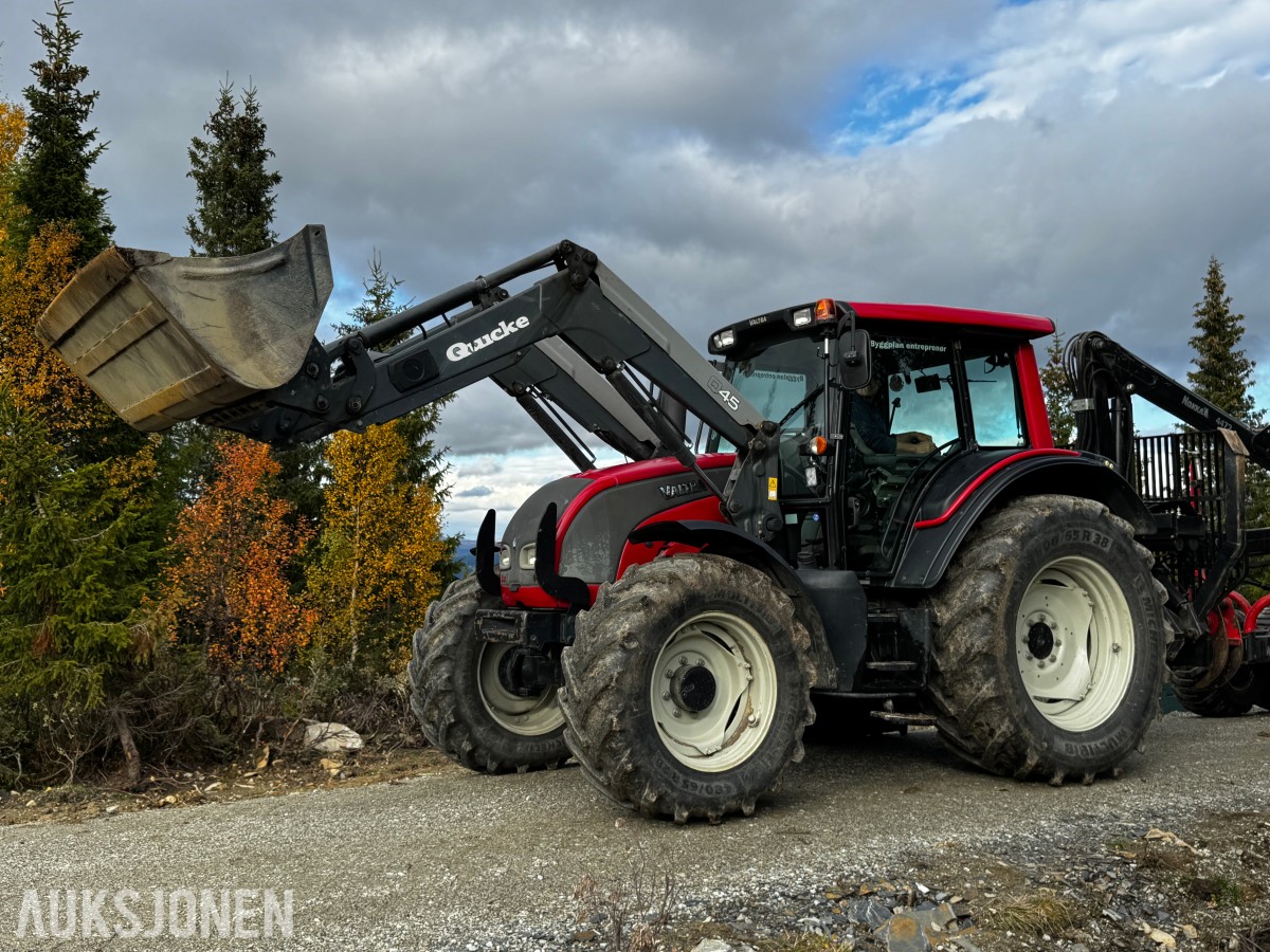 2007 Valtra N141 Twin-Trac traktor med Nokka tømmerhenger 