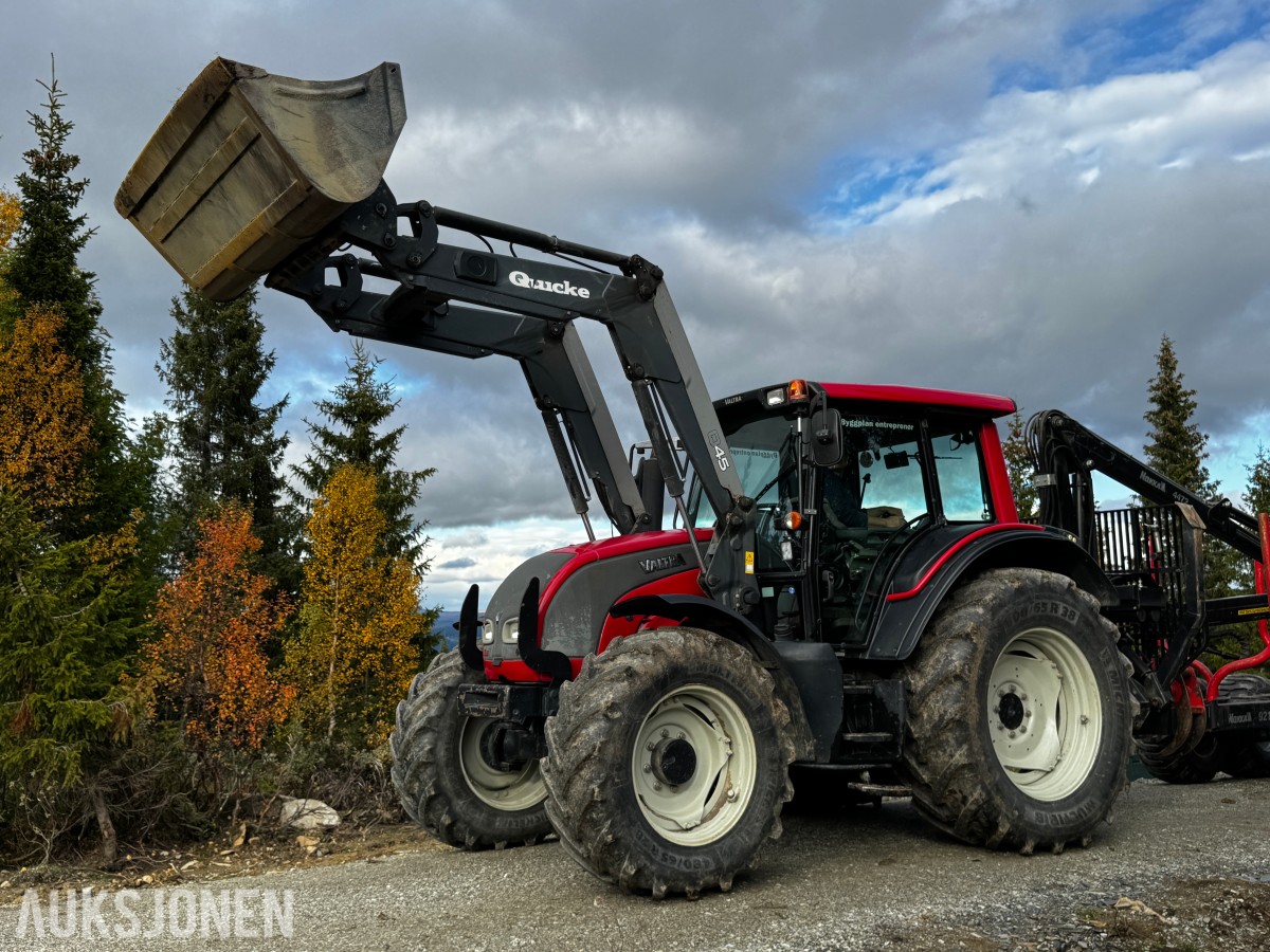 2007 Valtra N141 Twin-Trac traktor med Nokka tømmerhenger 