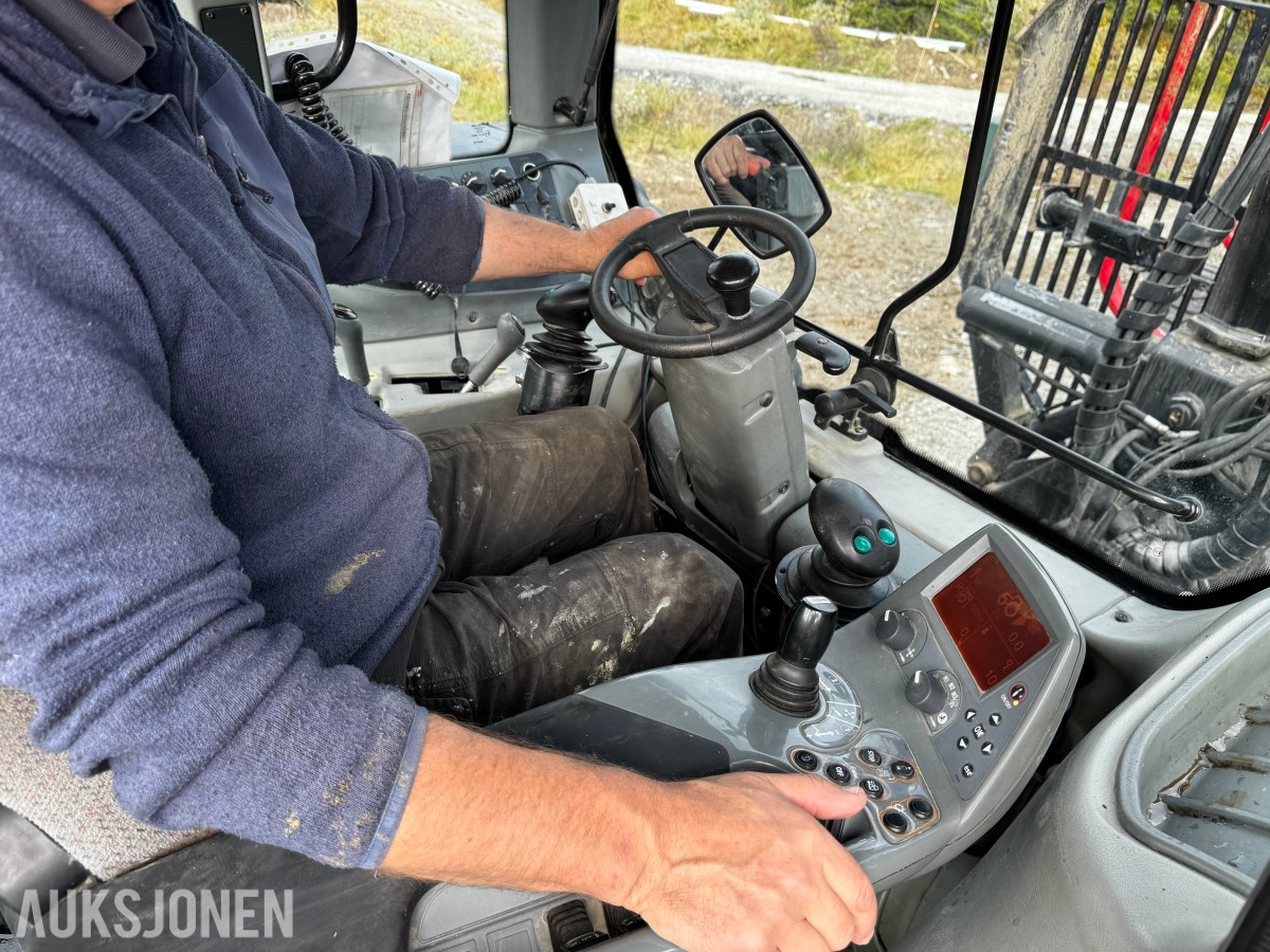 2007 Valtra N141 Twin-Trac traktor med Nokka tømmerhenger 