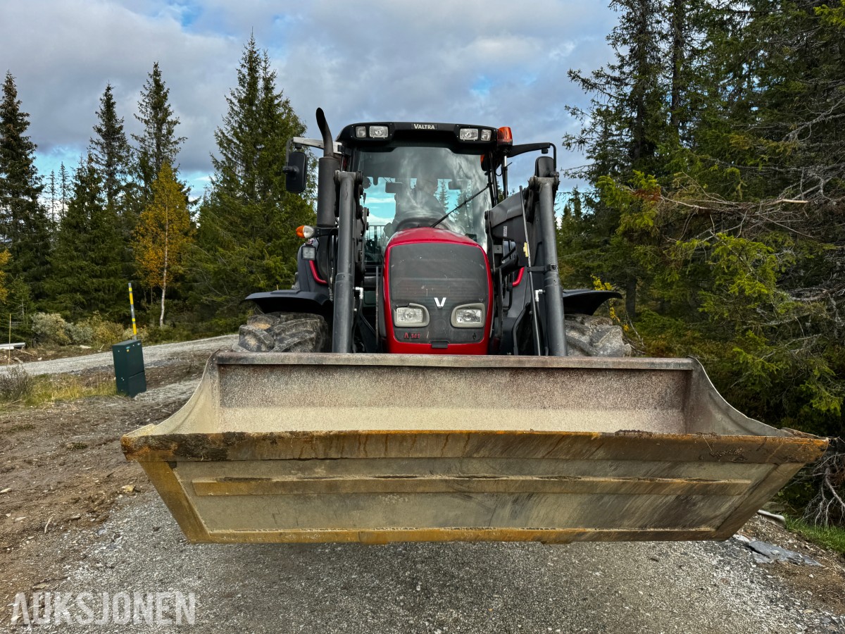 2007 Valtra N141 Twin-Trac traktor med Nokka tømmerhenger 
