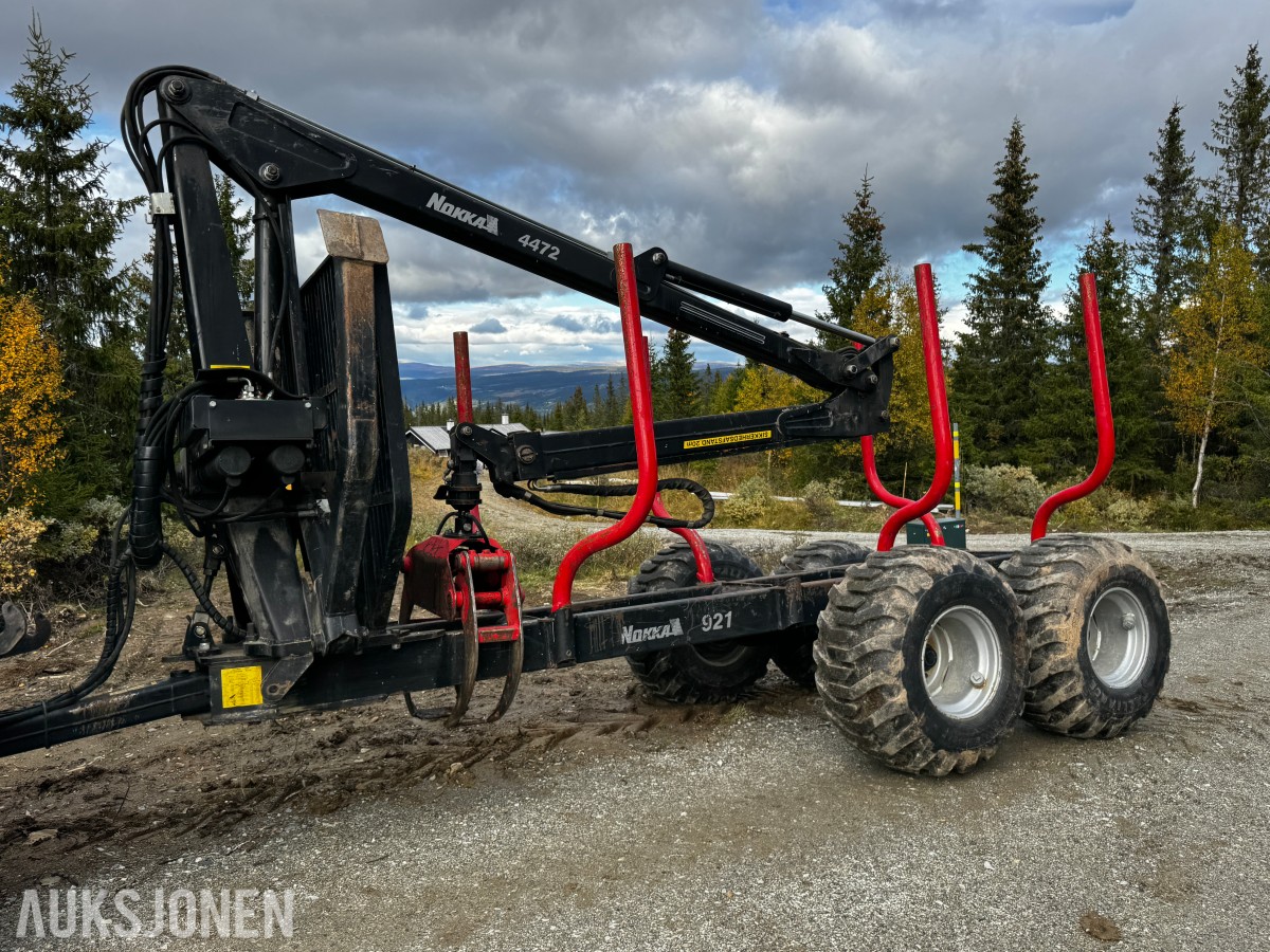 2007 Valtra N141 Twin-Trac traktor med Nokka tømmerhenger 