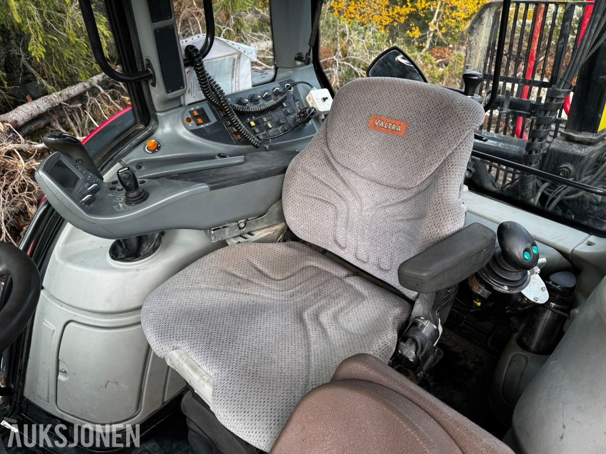 2007 Valtra N141 Twin-Trac traktor med Nokka tømmerhenger 