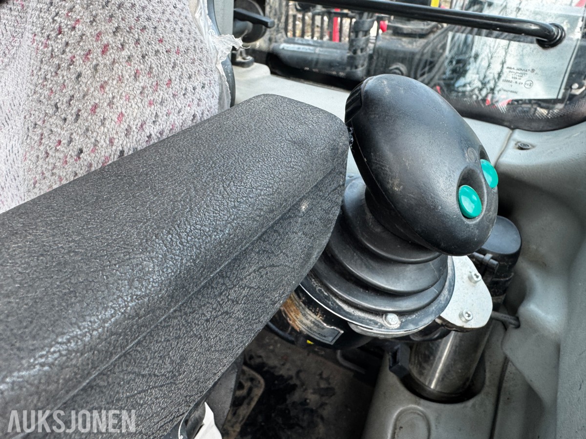 2007 Valtra N141 Twin-Trac traktor med Nokka tømmerhenger 