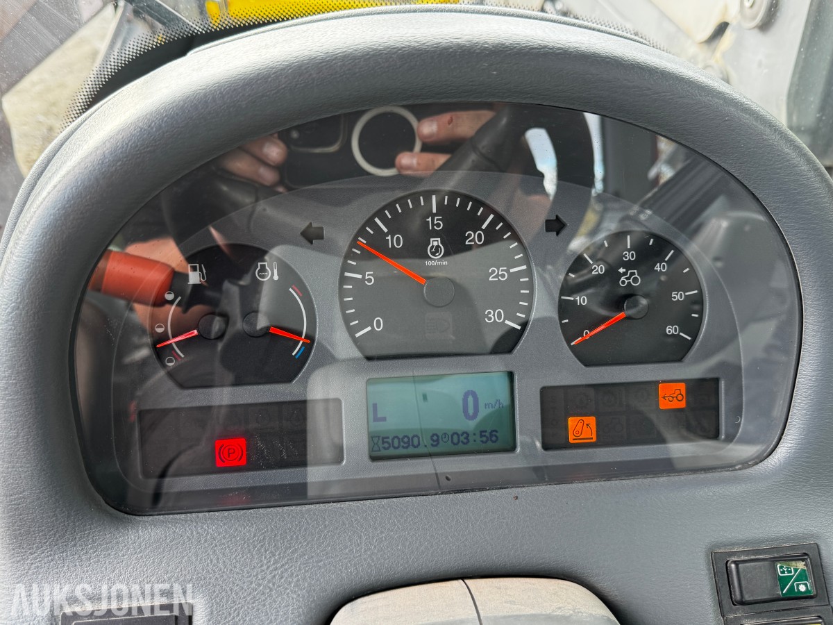 2007 Valtra N141 Twin-Trac traktor med Nokka tømmerhenger 
