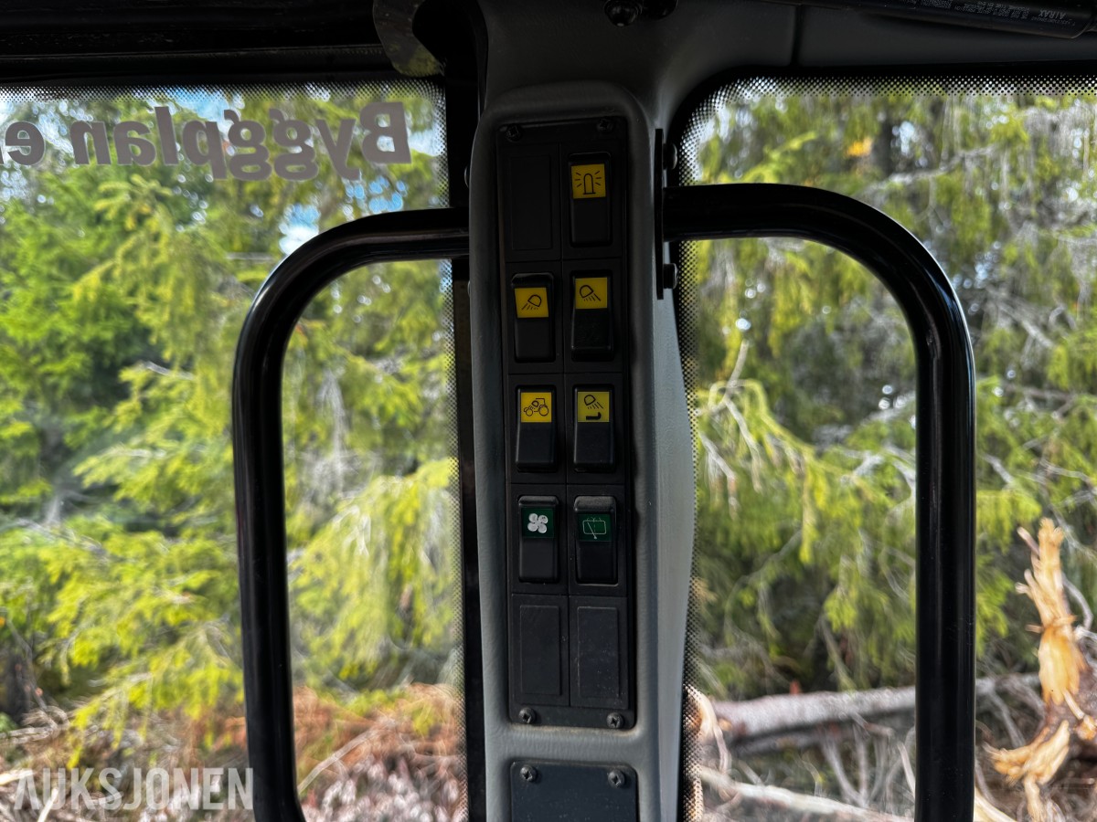 2007 Valtra N141 Twin-Trac traktor med Nokka tømmerhenger 
