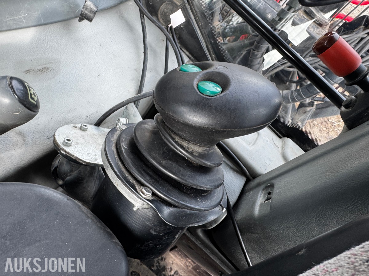 2007 Valtra N141 Twin-Trac traktor med Nokka tømmerhenger 