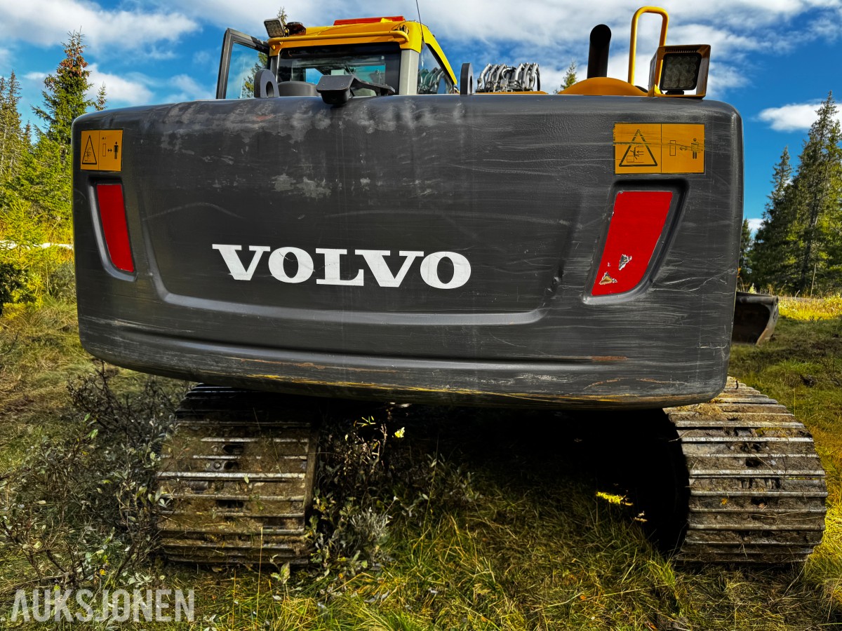 2010 Volvo EC160CL gravemaskin med tiltrotator og 2 skuffer