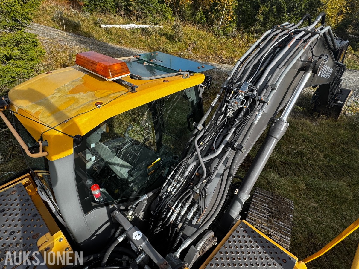 2010 Volvo EC160CL gravemaskin med tiltrotator og 2 skuffer