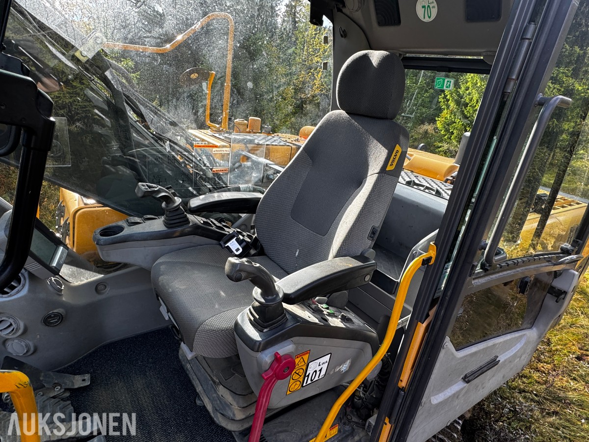 2010 Volvo EC160CL gravemaskin med tiltrotator og 2 skuffer