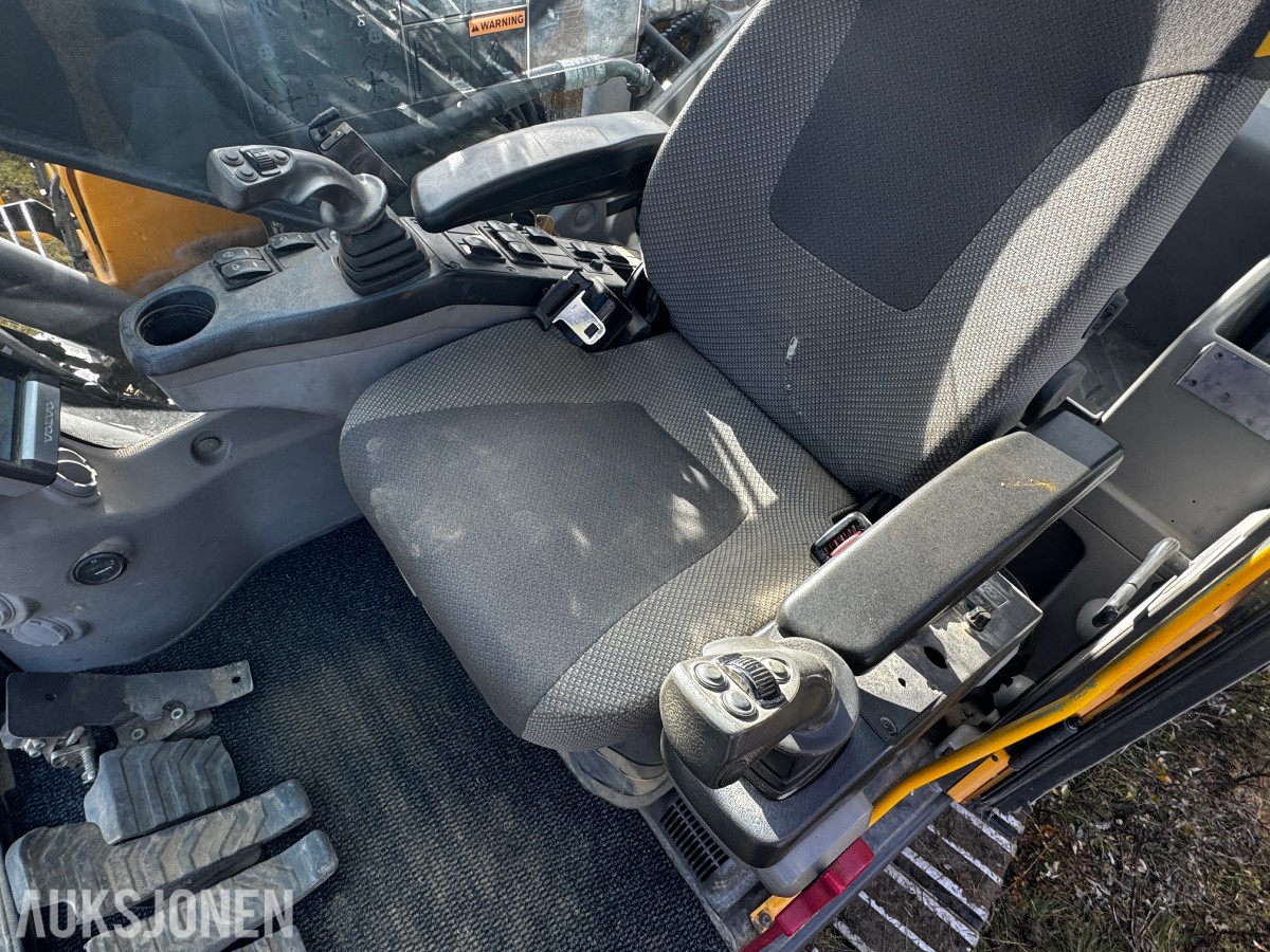 2010 Volvo EC160CL gravemaskin med tiltrotator og 2 skuffer