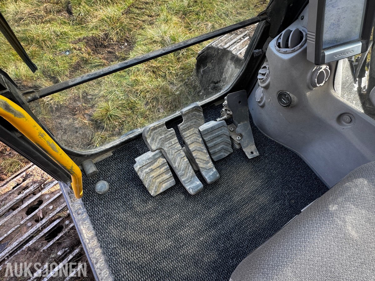 2010 Volvo EC160CL gravemaskin med tiltrotator og 2 skuffer