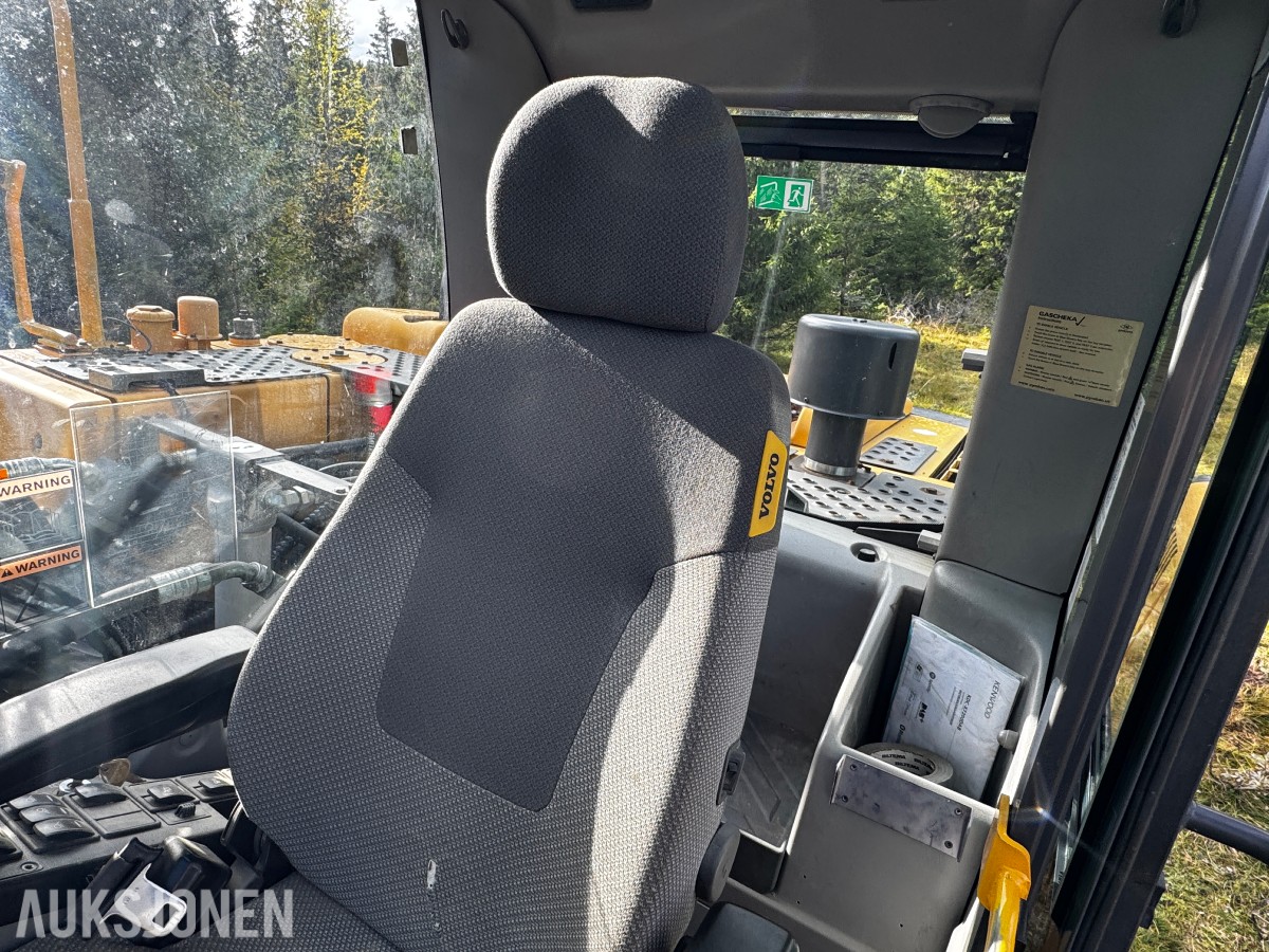 2010 Volvo EC160CL gravemaskin med tiltrotator og 2 skuffer