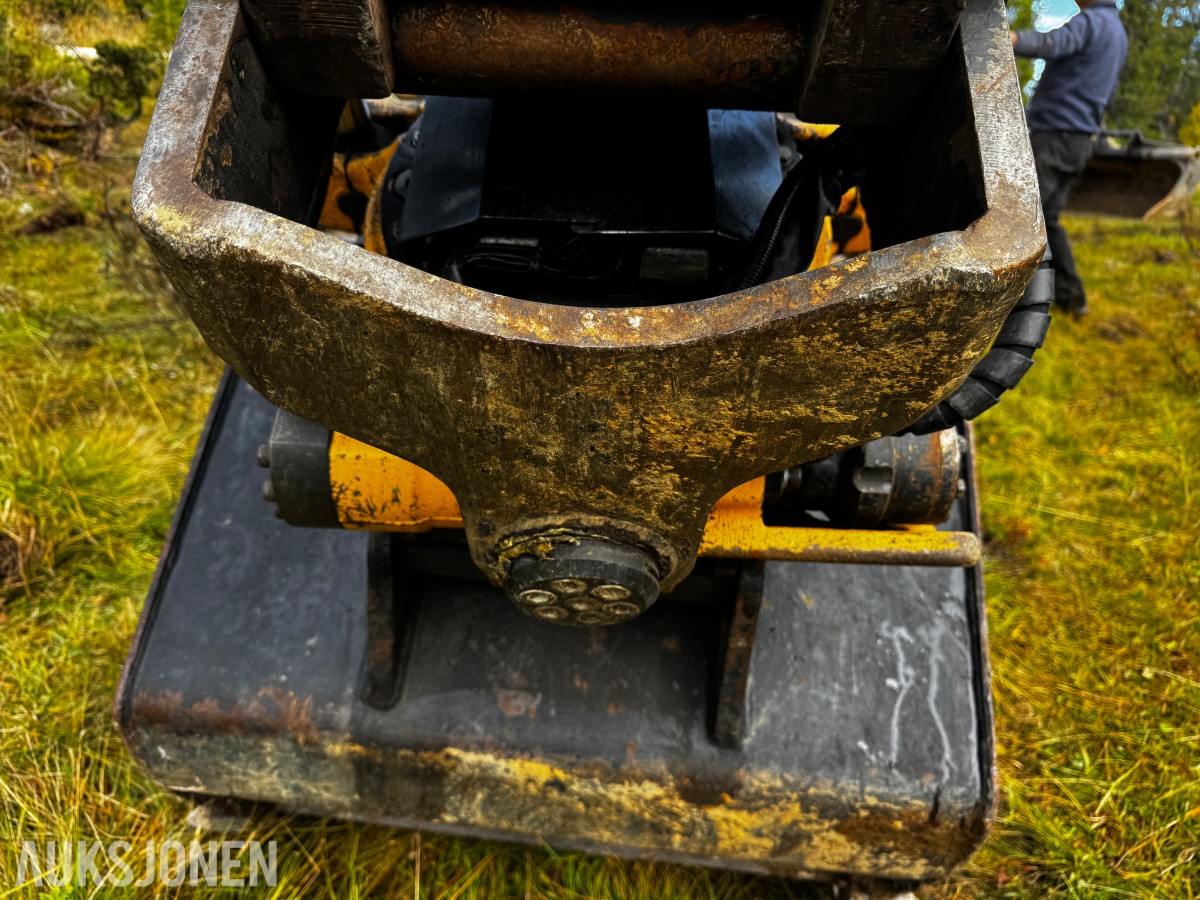 2010 Volvo EC160CL gravemaskin med tiltrotator og 2 skuffer