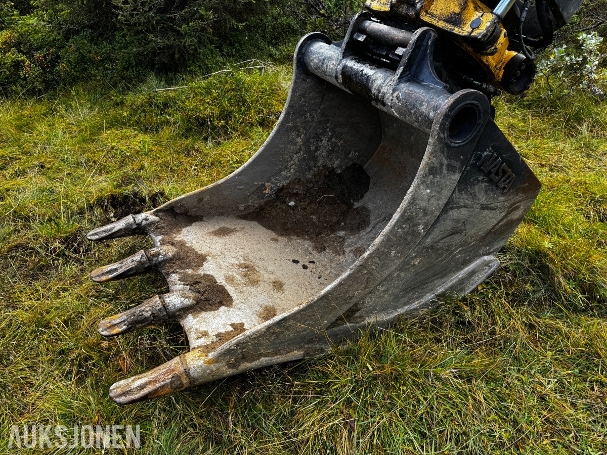 2010 Volvo EC160CL gravemaskin med tiltrotator og 2 skuffer