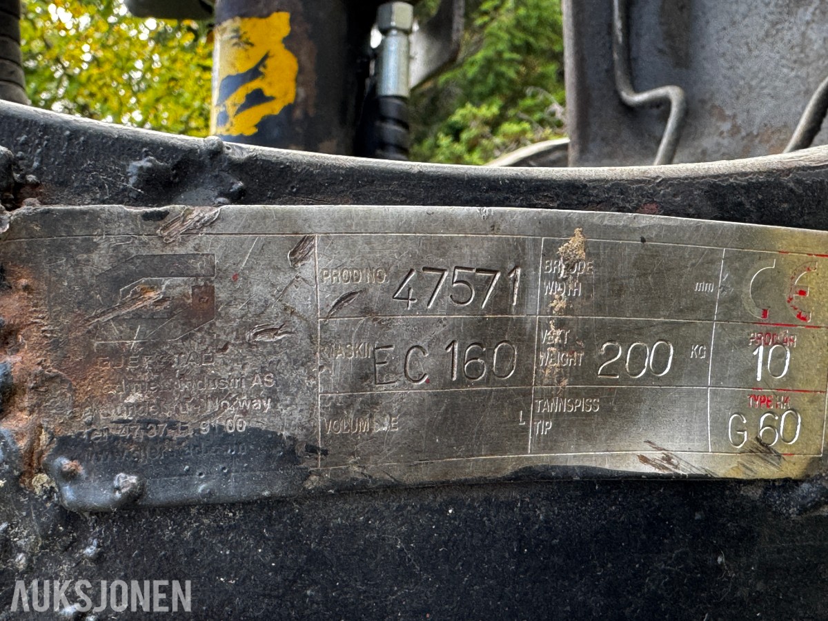 2010 Volvo EC160CL gravemaskin med tiltrotator og 2 skuffer
