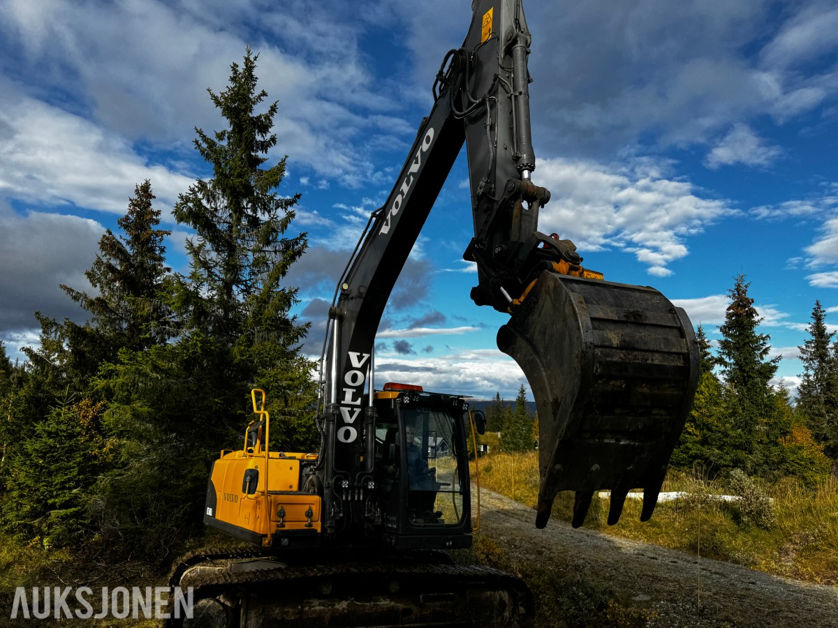 2010 Volvo EC160CL gravemaskin med tiltrotator og 2 skuffer