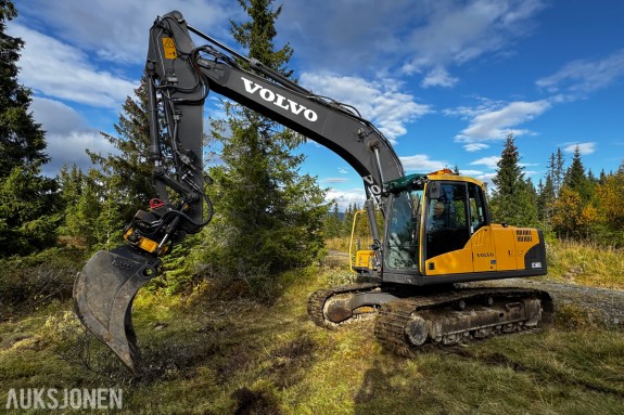 2010 Volvo EC160CL gravemaskin med tiltrotator og 2 skuffer