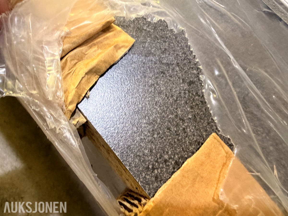 Stort parti byggevarer med dører, stålprofiler, trevirke og innredningsmateriell