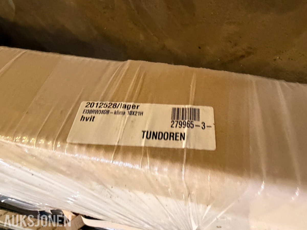 Stort parti byggevarer med dører, stålprofiler, trevirke og innredningsmateriell