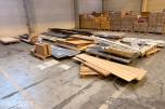 Stort parti byggevarer med dører, stålprofiler, trevirke og innredningsmateriell