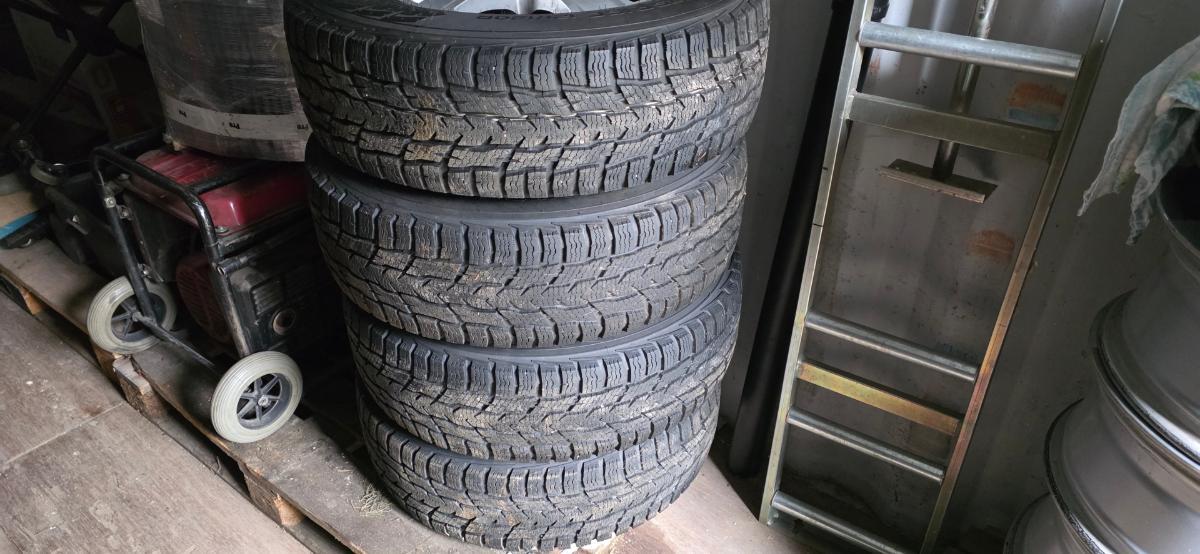 Nokian Hakkapeliitta CR3 225/75 R16C vinterhjul på Alcar aluminiumsfelg