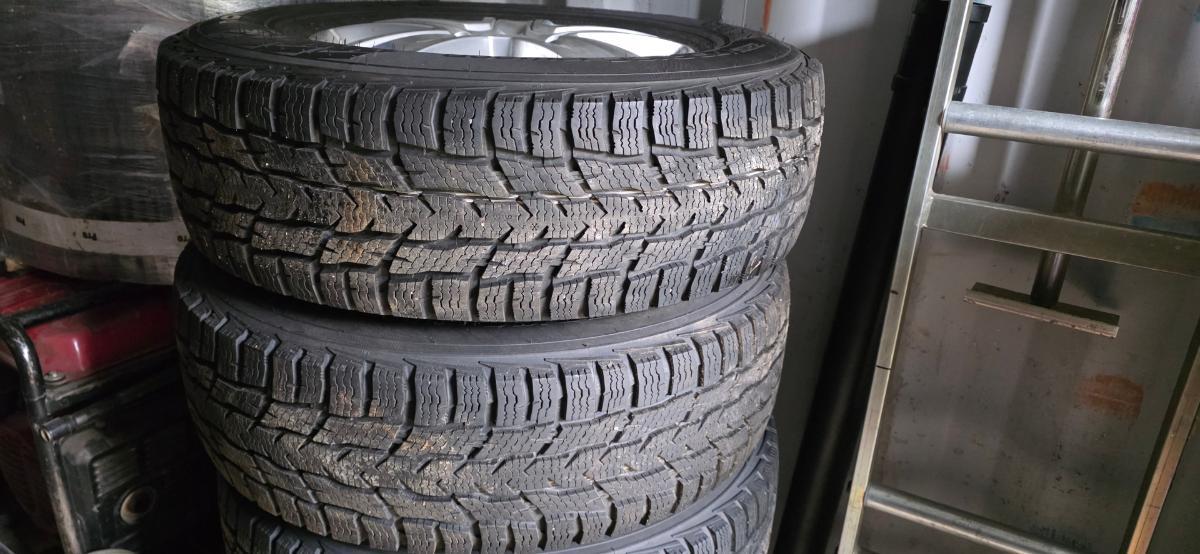 Nokian Hakkapeliitta CR3 225/75 R16C vinterhjul på Alcar aluminiumsfelg