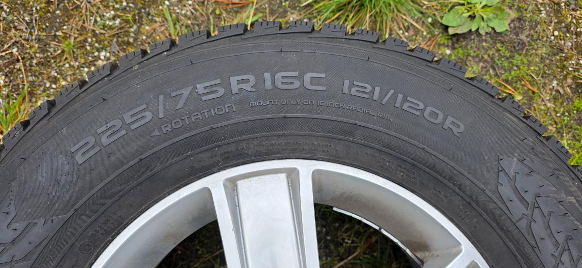 Nokian Hakkapeliitta CR3 225/75 R16C vinterhjul på Alcar aluminiumsfelg
