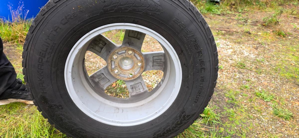 Nokian Hakkapeliitta CR3 225/75 R16C vinterhjul på Alcar aluminiumsfelg