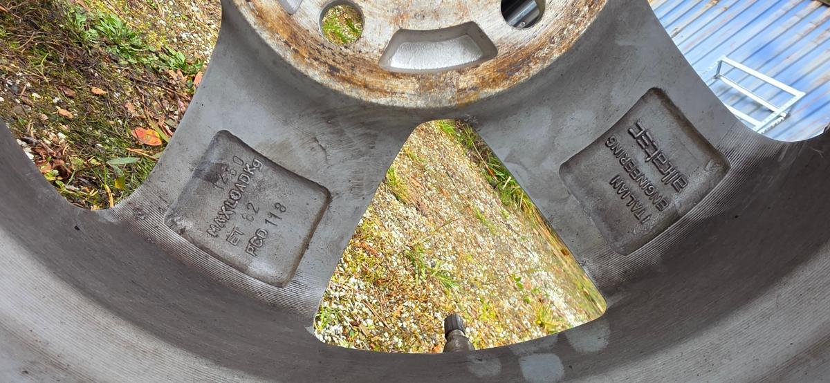 Nokian Hakkapeliitta CR3 225/75 R16C vinterhjul på Alcar aluminiumsfelg