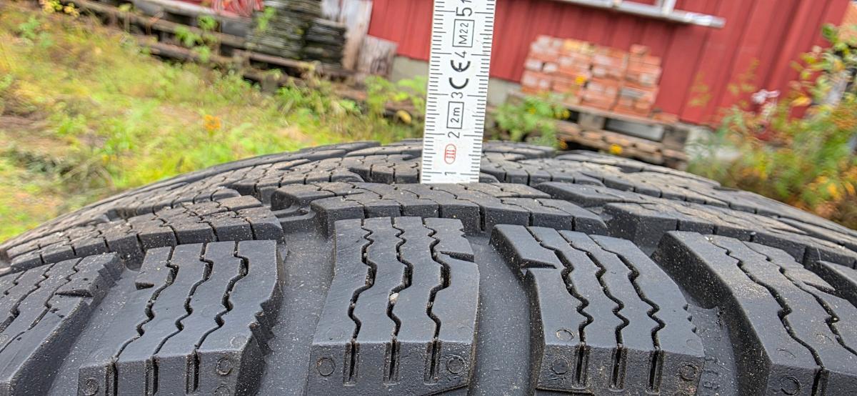Nokian Hakkapeliitta CR3 225/75 R16C vinterhjul på Alcar aluminiumsfelg