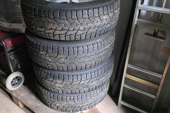Nokian Hakkapeliitta CR3 225/75 R16C vinterhjul på Alcar aluminiumsfelg
