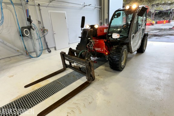 2012 Manitou MT 625 Teleskoptruck, pallegafler, HK-skuffe og krankrok, 7 962 t