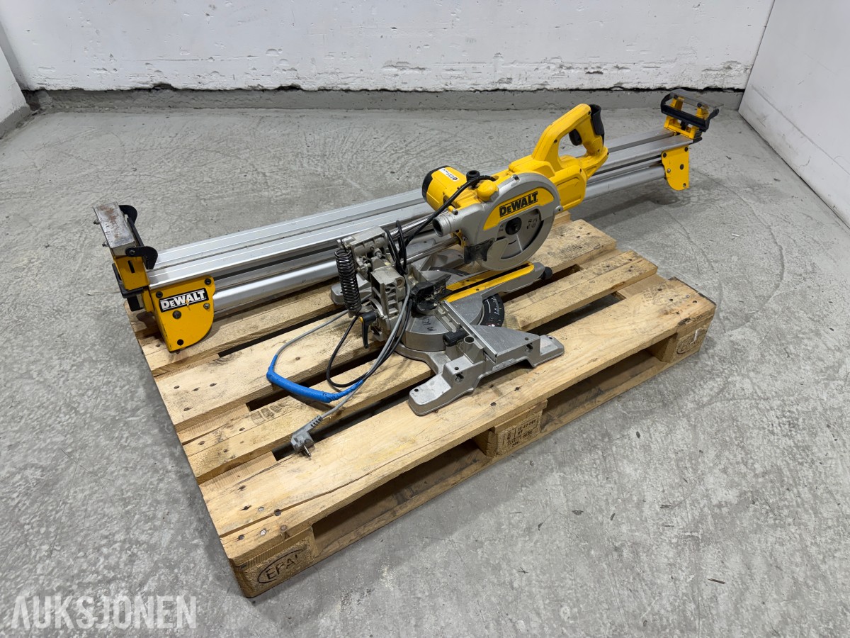 DeWalt DWS777-QS kapp og gjærsag med DE7023-XJ sagbord