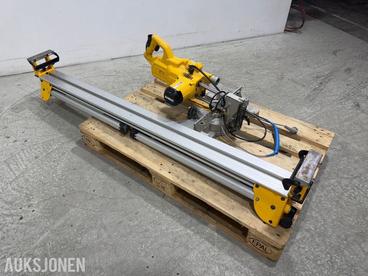 DeWalt DWS777-QS kapp og gjærsag med DE7023-XJ sagbord