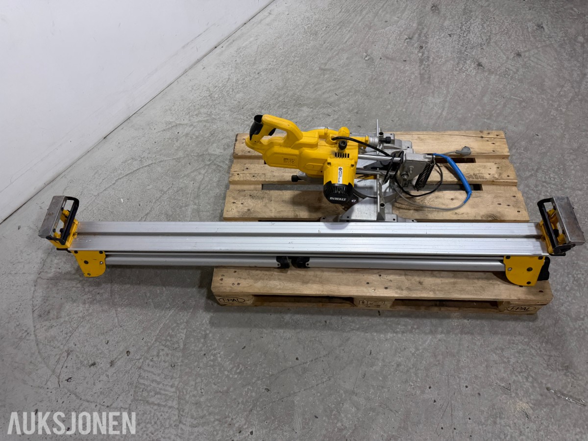 DeWalt DWS777-QS kapp og gjærsag med DE7023-XJ sagbord