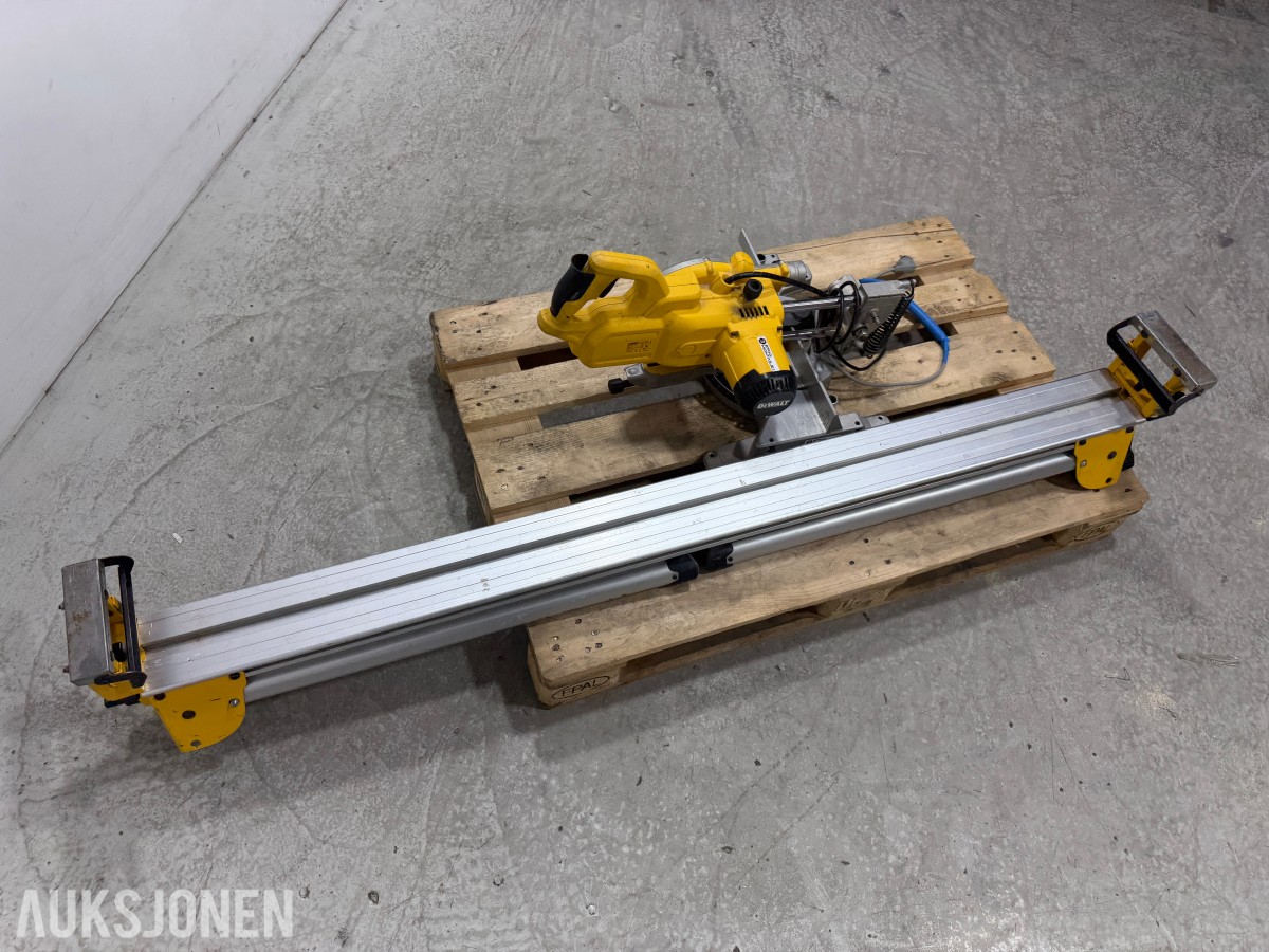 DeWalt DWS777-QS kapp og gjærsag med DE7023-XJ sagbord