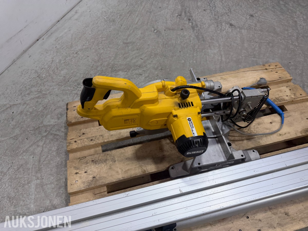 DeWalt DWS777-QS kapp og gjærsag med DE7023-XJ sagbord
