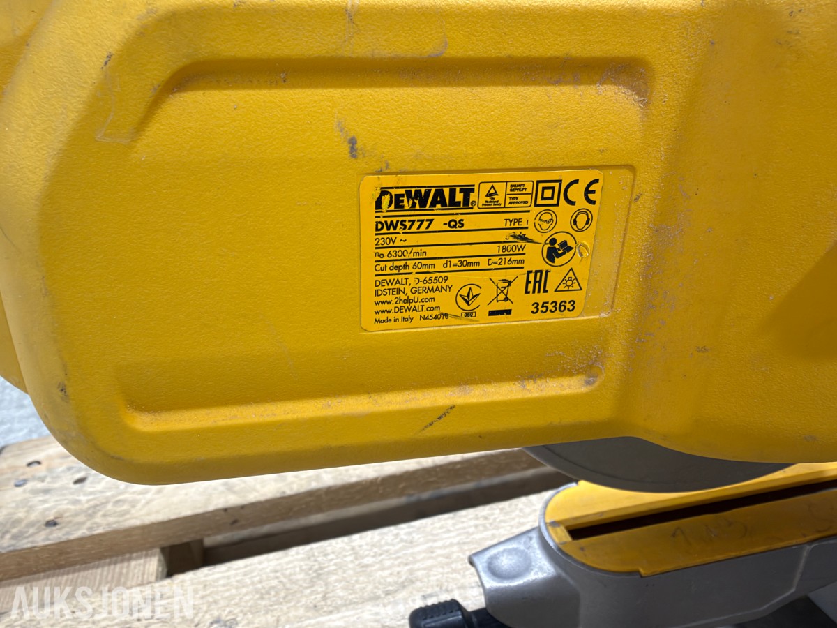 DeWalt DWS777-QS kapp og gjærsag med DE7023-XJ sagbord