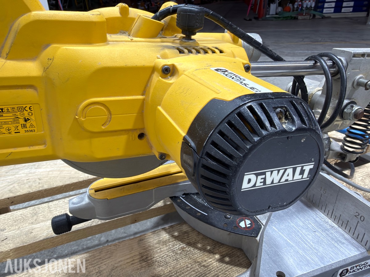 DeWalt DWS777-QS kapp og gjærsag med DE7023-XJ sagbord
