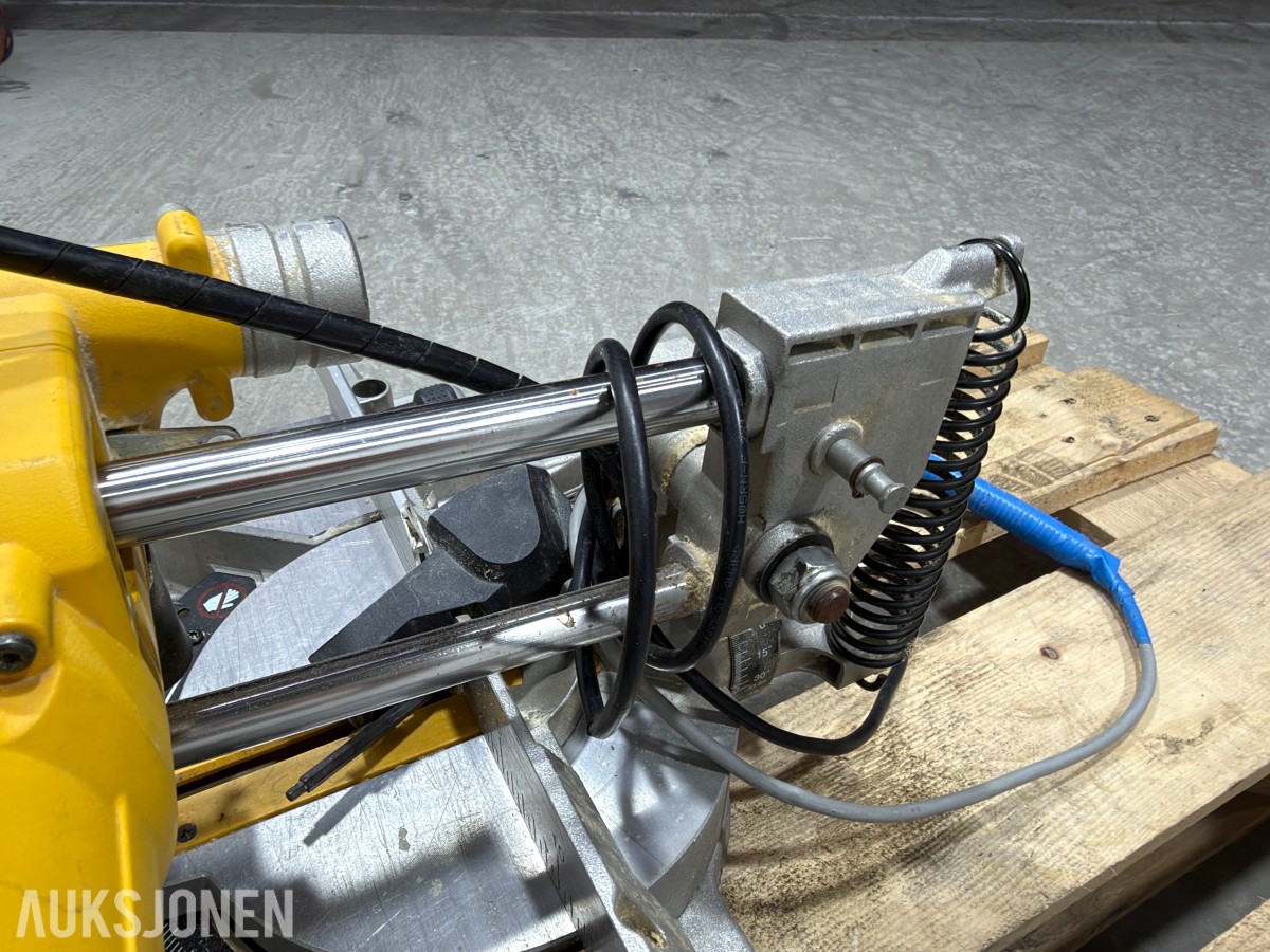 DeWalt DWS777-QS kapp og gjærsag med DE7023-XJ sagbord