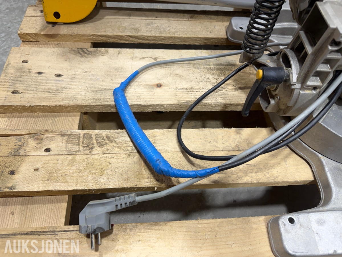DeWalt DWS777-QS kapp og gjærsag med DE7023-XJ sagbord