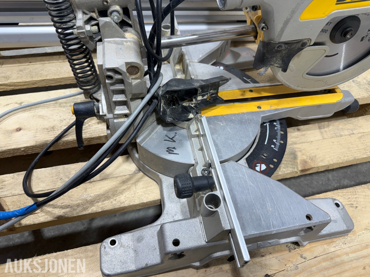 DeWalt DWS777-QS kapp og gjærsag med DE7023-XJ sagbord
